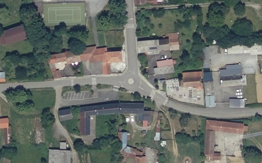 Vue aérienne du Rond-point anonyme n°975926976