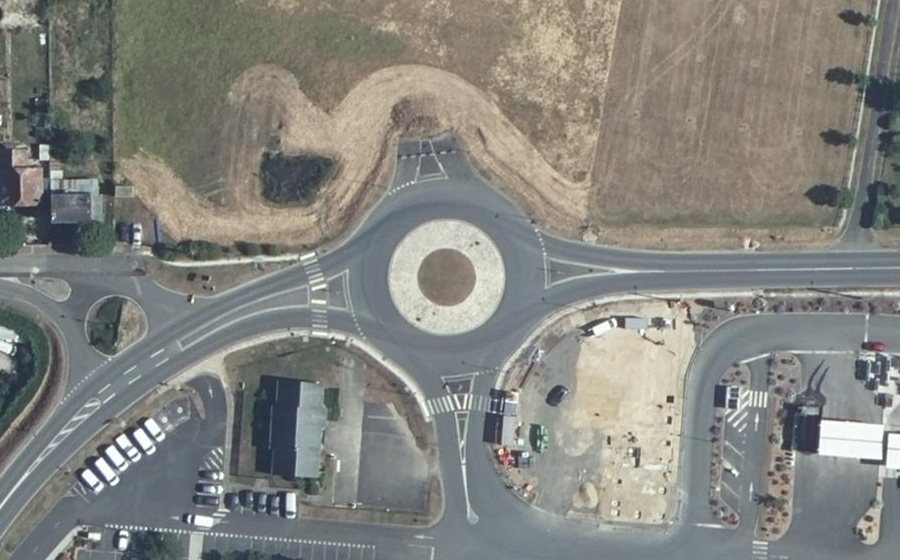 Vue aérienne du Rond-point anonyme n°975957952