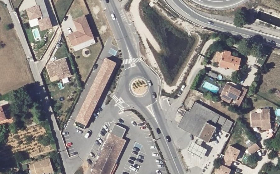 Vue aérienne du Rond-point anonyme n°976083700