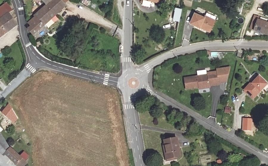 Vue aérienne du Rond-point anonyme n°976205503