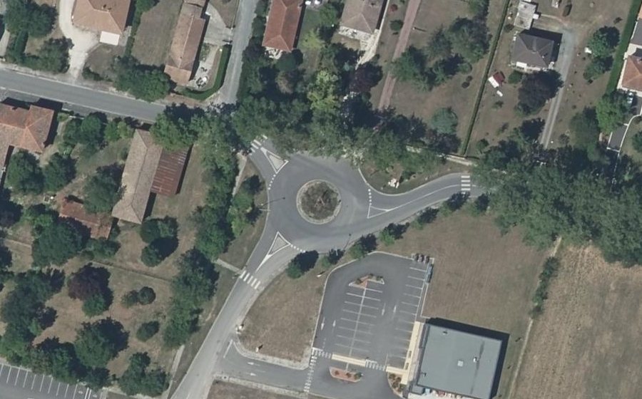 Vue aérienne du Rond-point anonyme n°976298912
