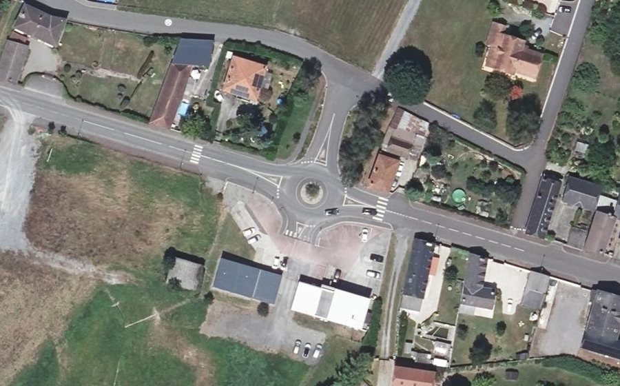 Vue aérienne du Rond-point anonyme n°976467320