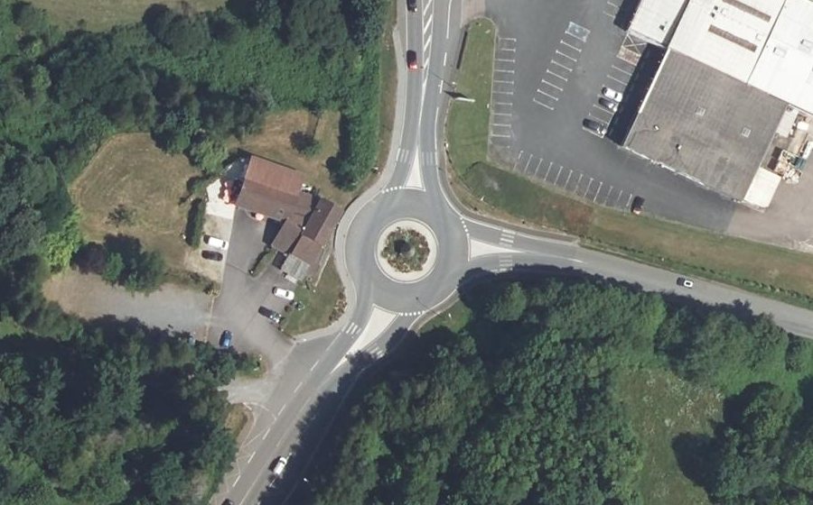 Vue aérienne du Rond-point anonyme n°976698944