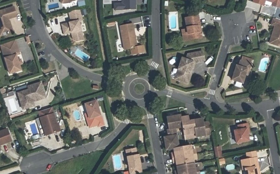Vue aérienne du Rond-point anonyme n°97674691