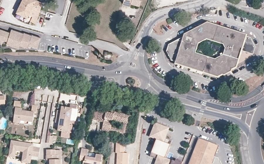 Vue aérienne du Rond-point anonyme n°97679125