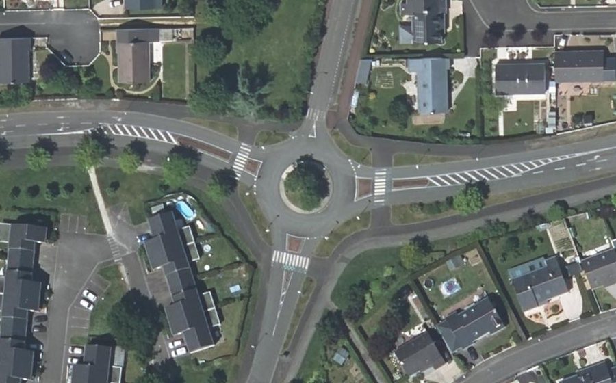Vue aérienne du Rond-point anonyme n°97693011