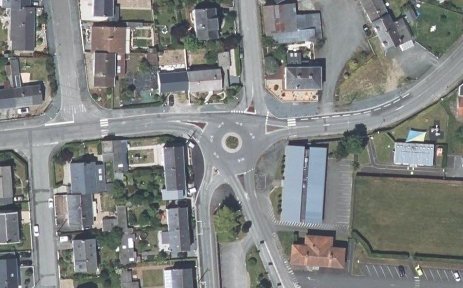 Vue aérienne du Rond-point anonyme n°97693021
