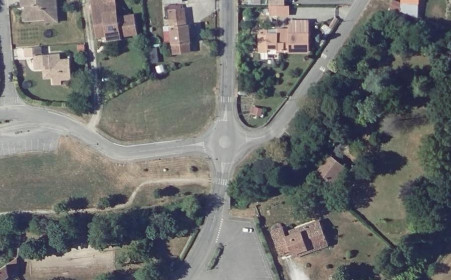 Vue aérienne du Rond-point anonyme n°97730493