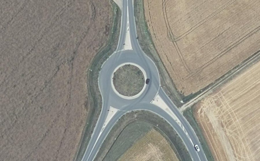 Vue aérienne du Rond-point anonyme n°977348617