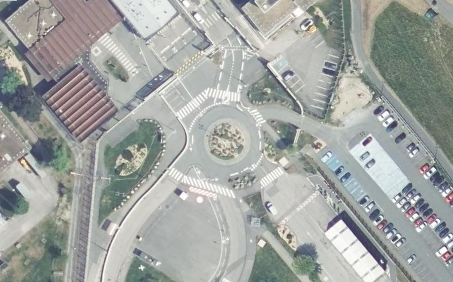 Vue aérienne du Rond-point anonyme n°97744132