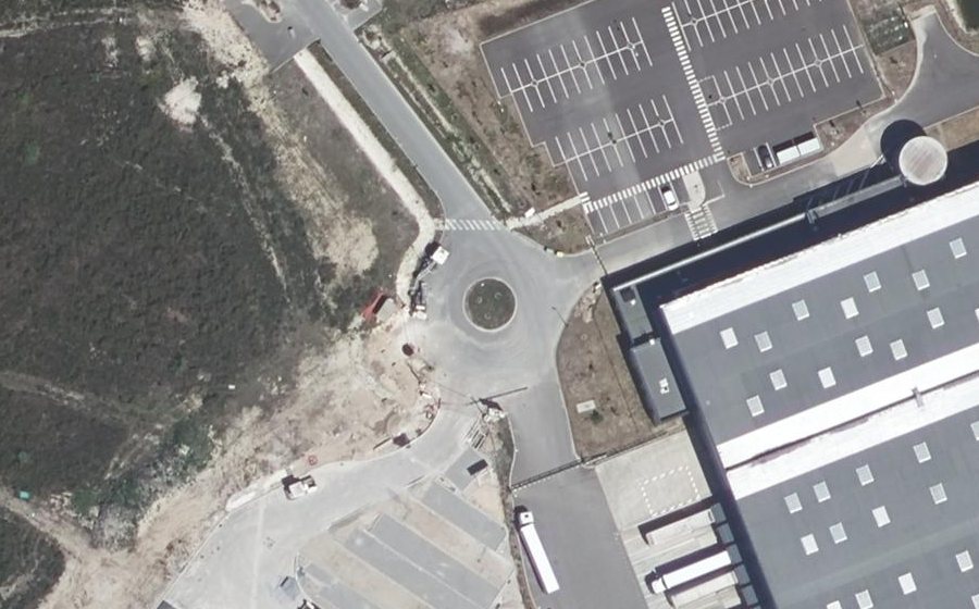Vue aérienne du Rond-point anonyme n°977485981