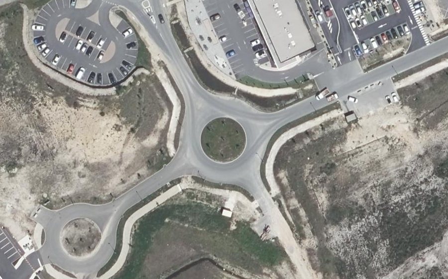 Vue aérienne du Rond-point anonyme n°977485985