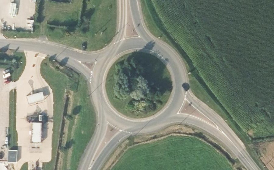 Vue aérienne du Rond-point anonyme n°97749766