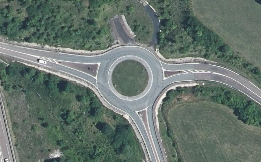Vue aérienne du Rond-point anonyme n°97751849
