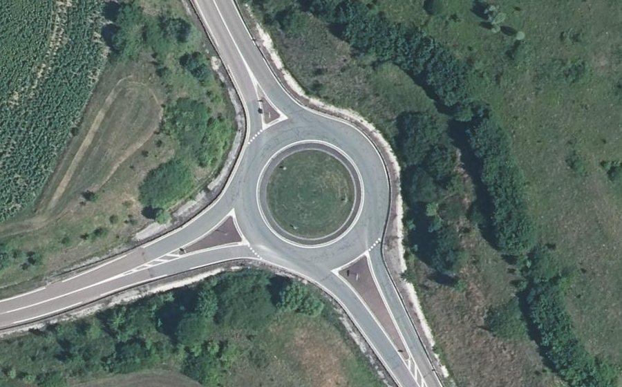 Vue aérienne du Rond-point anonyme n°97751886