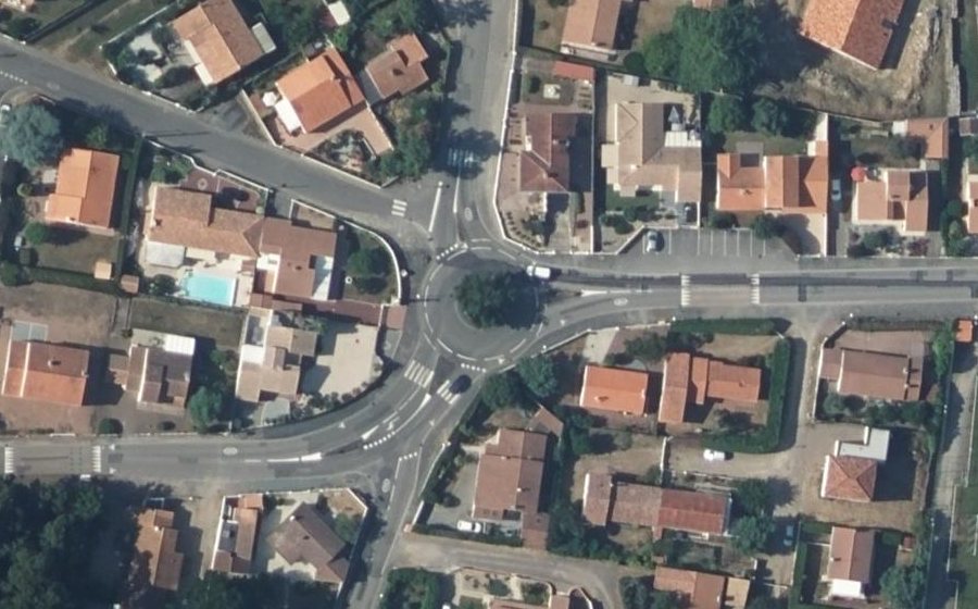 Vue aérienne du Rond-point anonyme n°97782692