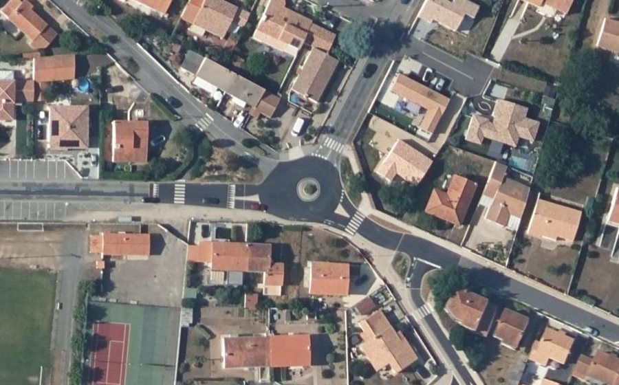 Vue aérienne du Rond-point anonyme n°97782698