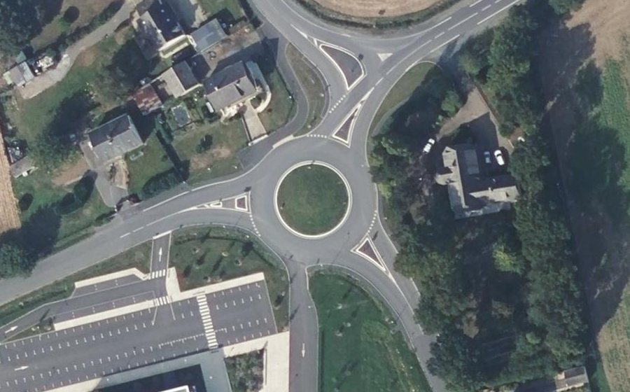Vue aérienne du Rond-point anonyme n°977963071