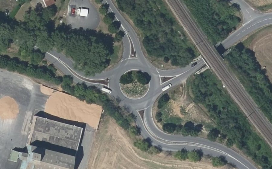 Vue aérienne du Rond-point anonyme n°97818718