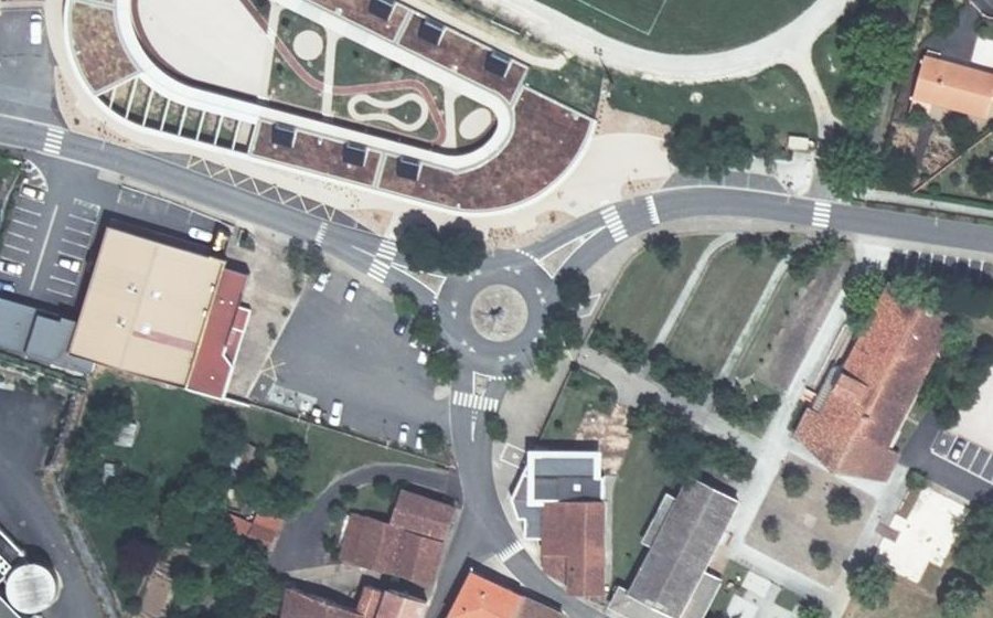 Vue aérienne du Rond-point anonyme n°97828286