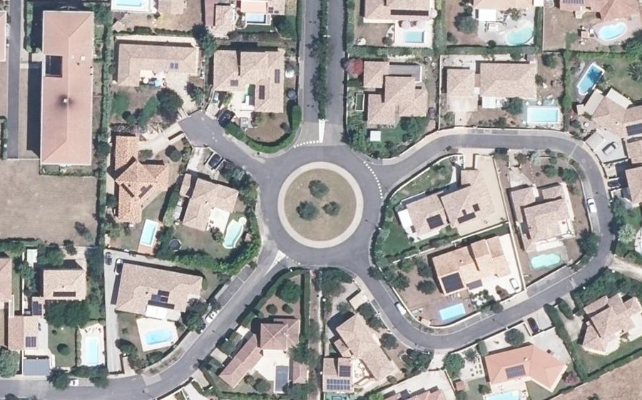 Vue aérienne du Rond-point anonyme n°97845859