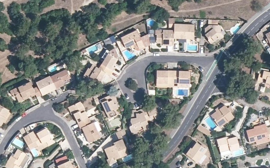 Vue aérienne du Rond-point anonyme n°97858873