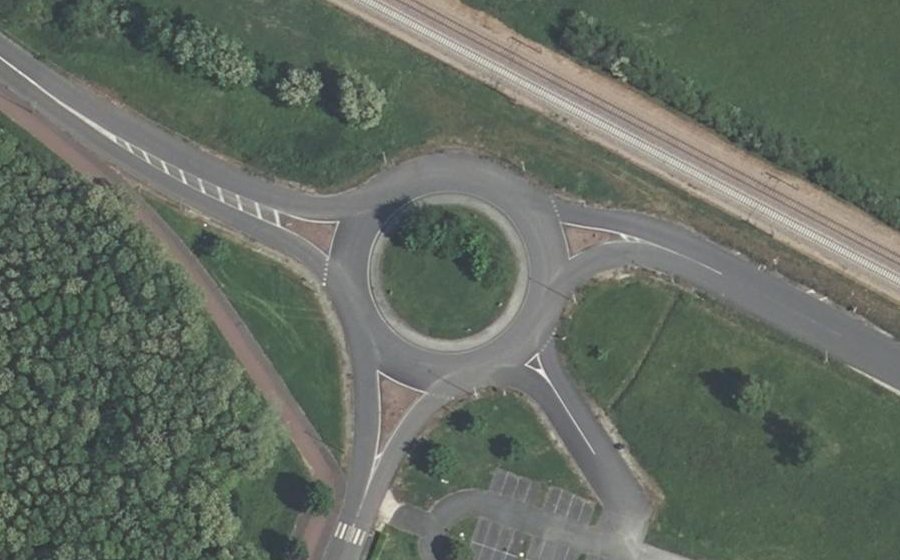 Vue aérienne du Rond-point anonyme n°97866713