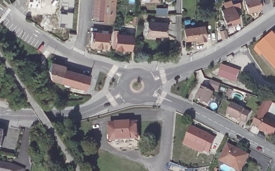 Vue aérienne du Rond-point anonyme n°97868843
