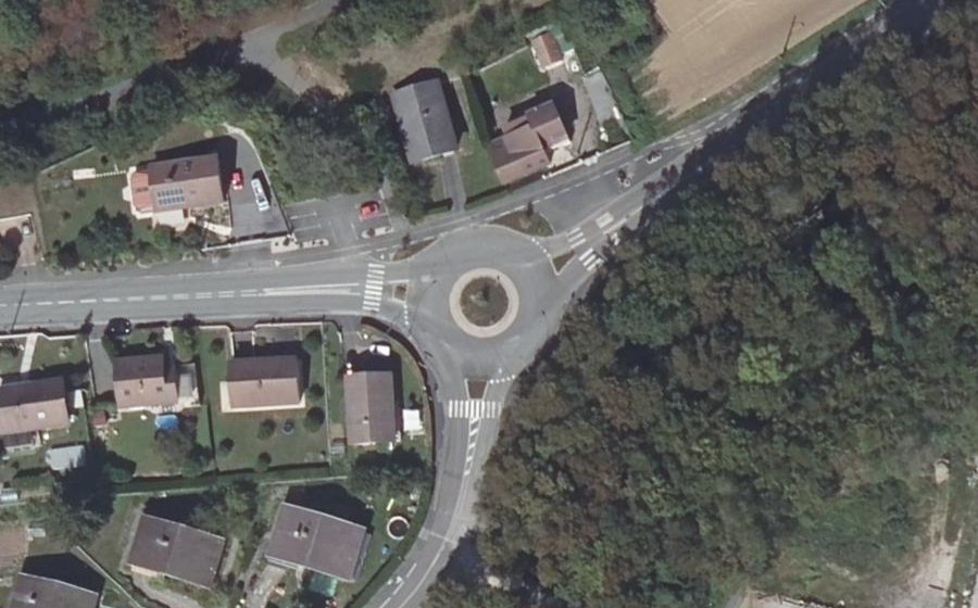 Vue aérienne du Rond-point anonyme n°97868871