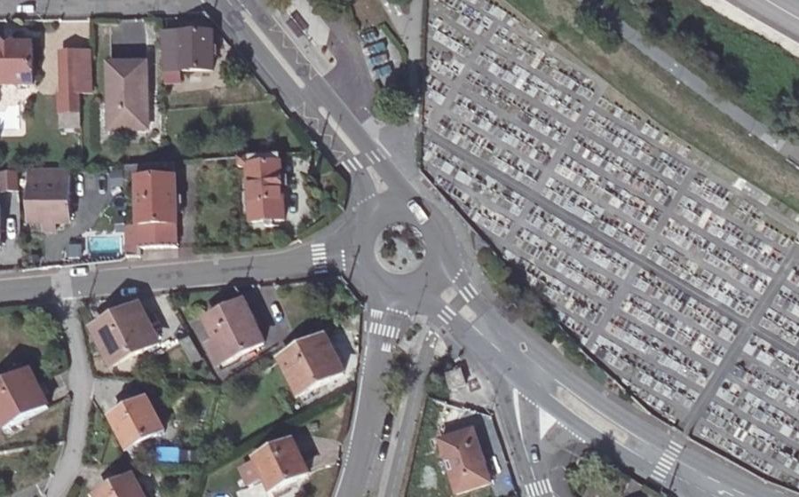 Vue aérienne du Rond-point anonyme n°97868888