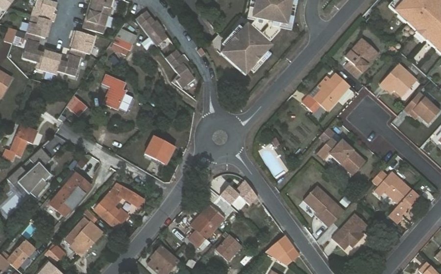 Vue aérienne du Rond-point anonyme n°97875155