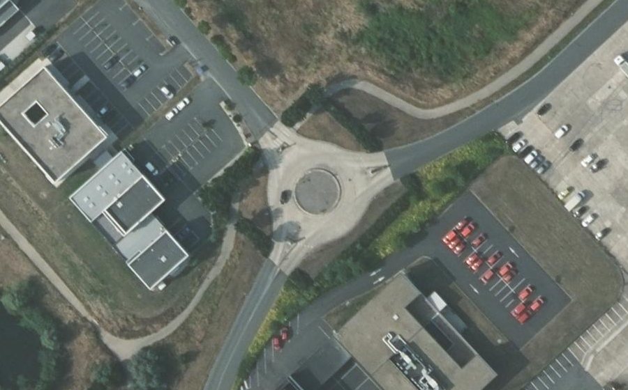 Vue aérienne du Rond-point anonyme n°97948455