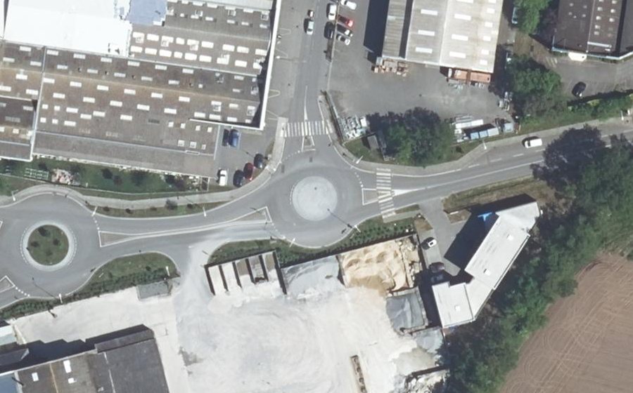 Vue aérienne du Rond-point anonyme n°980149682