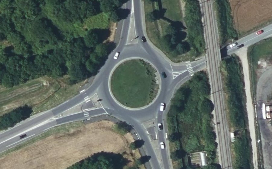 Vue aérienne du Rond-point anonyme n°980156244