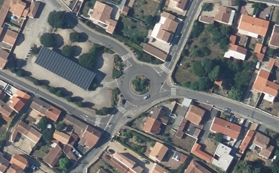 Vue aérienne du Rond-point anonyme n°98046374