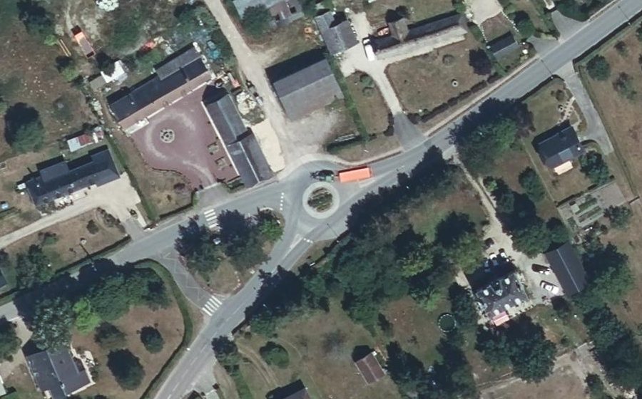 Vue aérienne du Rond-point anonyme n°980624512