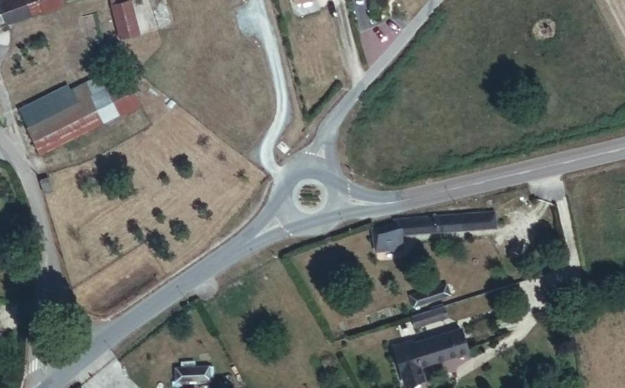 Vue aérienne du Rond-point anonyme n°980625608