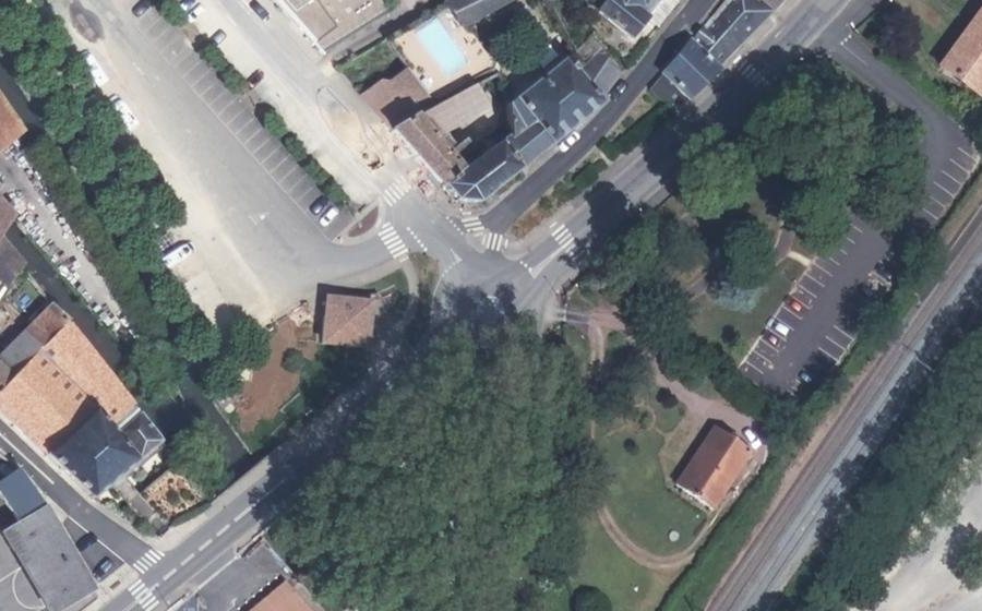 Vue aérienne du Rond-point anonyme n°980634575
