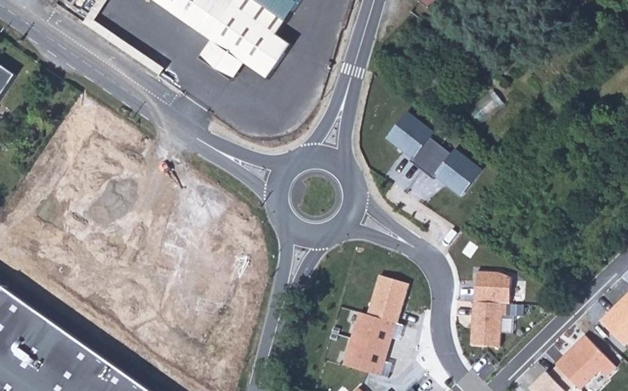 Vue aérienne du Rond-point anonyme n°980721919