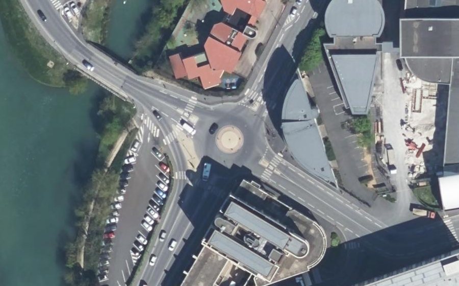 Vue aérienne du Rond-point anonyme n°981141749