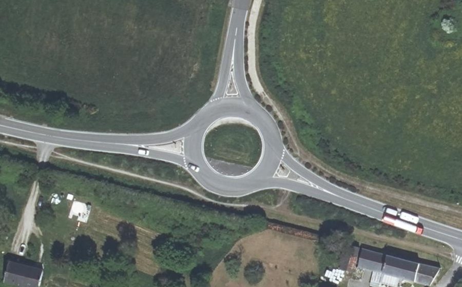 Vue aérienne du Rond-point anonyme n°981249382