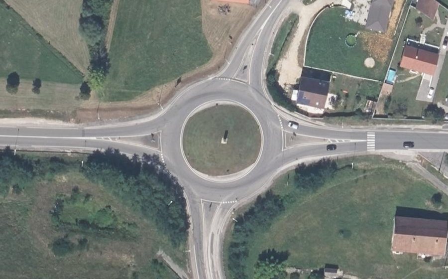 Vue aérienne du Rond-point anonyme n°98125331
