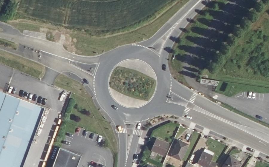 Vue aérienne du Rond-point anonyme n°98325534