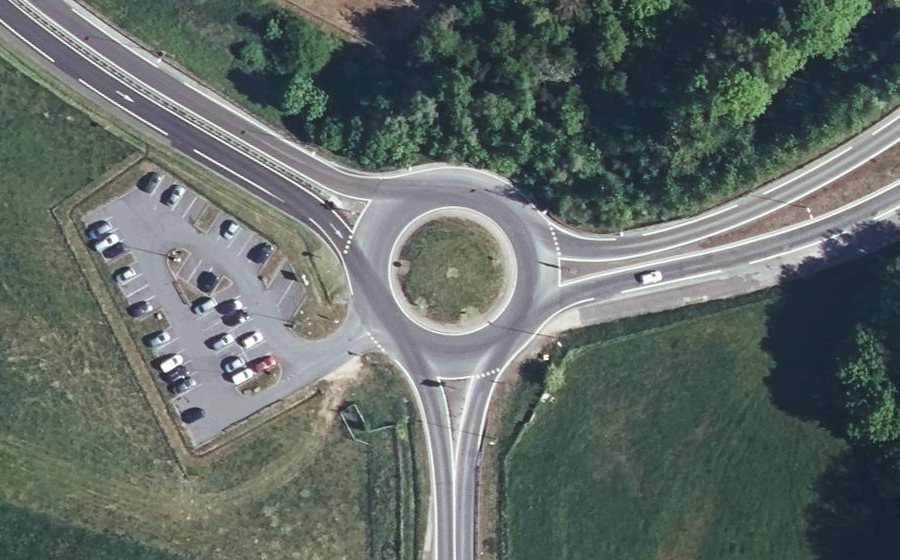 Vue aérienne du Rond-point anonyme n°98347766