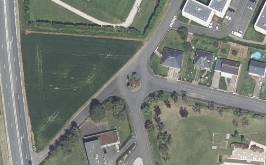 Vue aérienne du Rond-point anonyme n°98363129