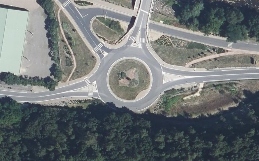 Vue aérienne du Rond-point anonyme n°983691744