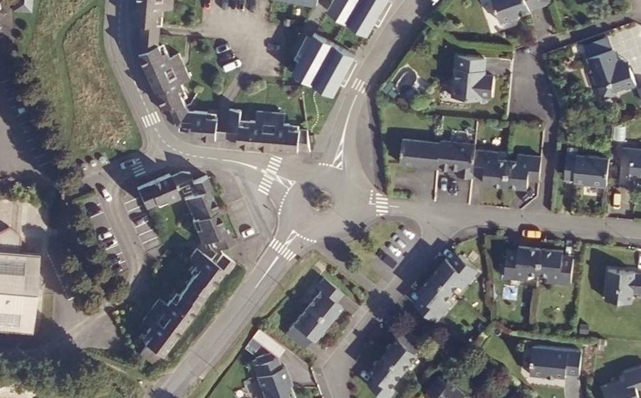 Vue aérienne du Rond-point anonyme n°98384266