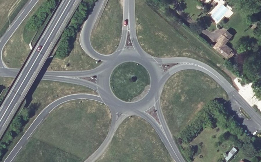 Vue aérienne du Rond-point anonyme n°98385450