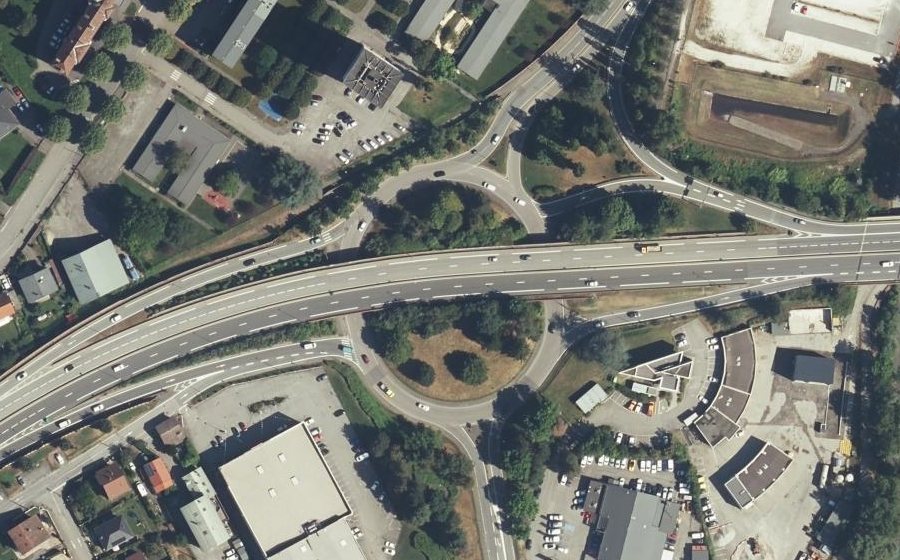 Vue aérienne du Rond-point anonyme n°98385905