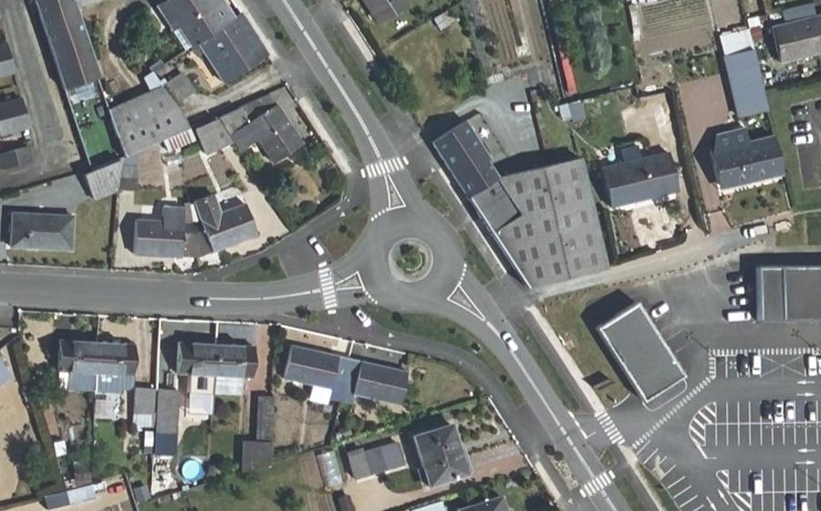 Vue aérienne du Rond-point anonyme n°984031550